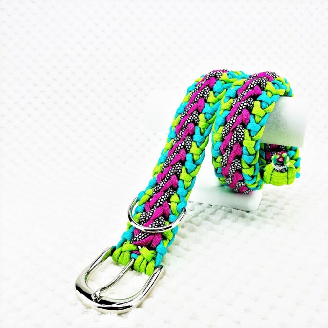 [公式]パラコードマクラメ編み＃136No166 ライトグリーン、オーキッドブルー、ローズ、白黒ダイヤ柄の中型・大型犬首