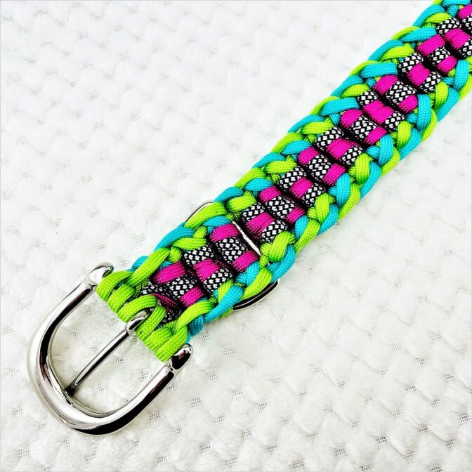 [公式]パラコードマクラメ編み＃136No166 ライトグリーン、オーキッドブルー、ローズ、白黒ダイヤ柄の中型・大型犬首