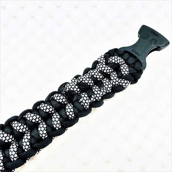 [公式]パラコードマクラメ編み＃149 白黒ダイヤ柄・黒の大、中型犬用首輪No179
