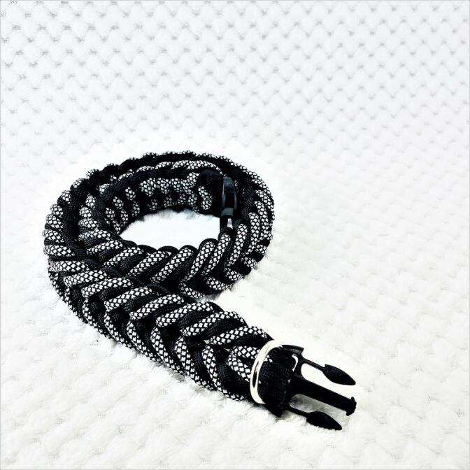 [公式]パラコードマクラメ編み＃149 白黒ダイヤ柄・黒の大、中型犬用首輪No179