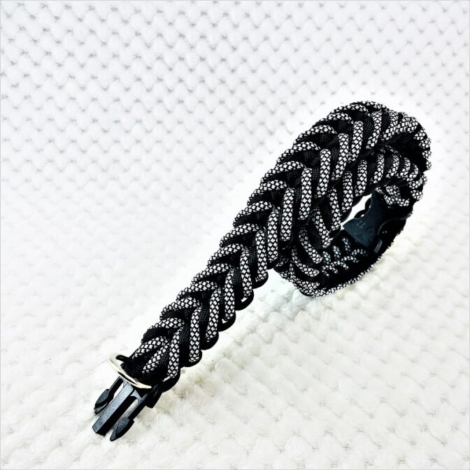 [公式]パラコードマクラメ編み＃149 白黒ダイヤ柄・黒の大、中型犬用首輪No179