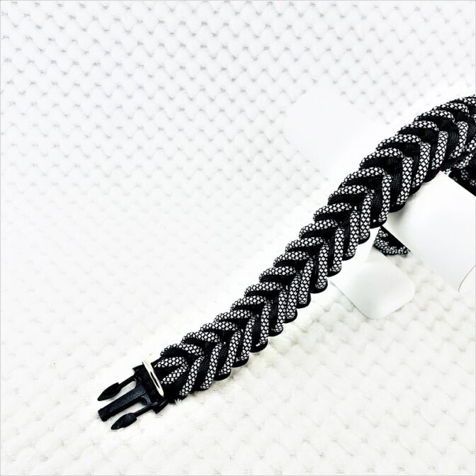 [公式]パラコードマクラメ編み＃149 白黒ダイヤ柄・黒の大、中型犬用首輪No179