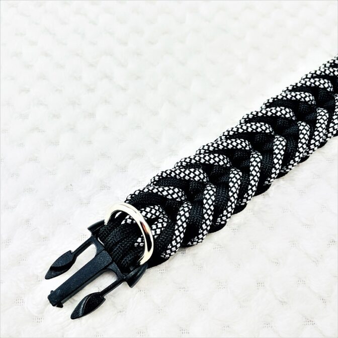[公式]パラコードマクラメ編み＃149 白黒ダイヤ柄・黒の大、中型犬用首輪No179