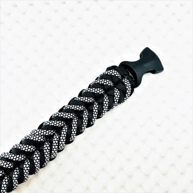 [公式]パラコードマクラメ編み＃149 白黒ダイヤ柄・黒の大、中型犬用首輪No179