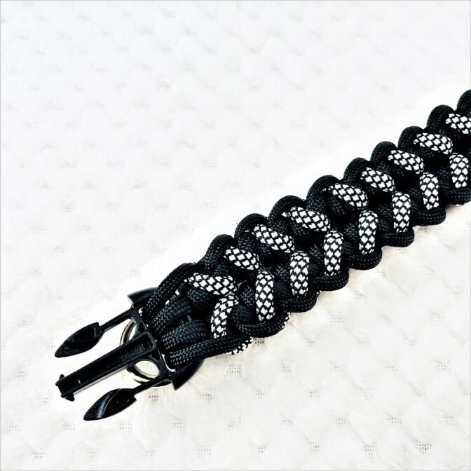 [公式]パラコードマクラメ編み＃149 白黒ダイヤ柄・黒の大、中型犬用首輪No179