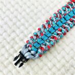 [公式]パラコードマクラメ編み＃152トルコブルー・ブルーまだら・グレー・赤まだら色の大、中型犬用首輪No182