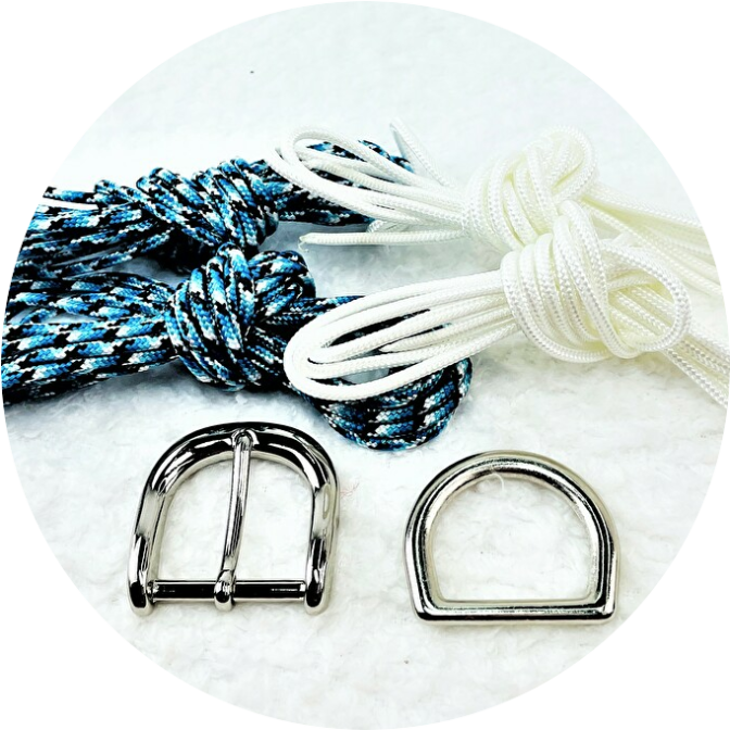 [キット]パラコード#111マクラメ編み白とブルーまだら色の小型犬用首輪No141