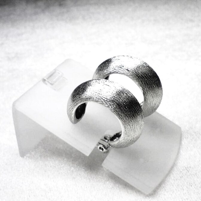 シルバーイヤリング横向き