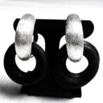 シルバーイヤリングウッドリング取り付けた正面画像