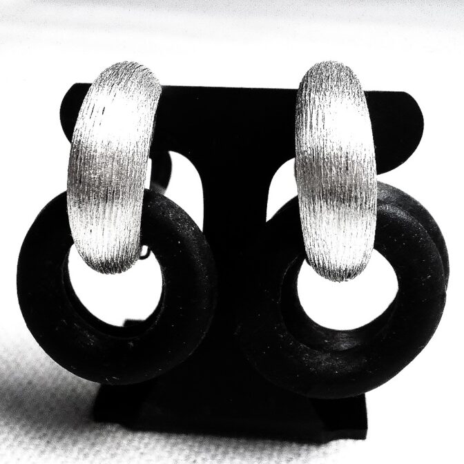 シルバーイヤリングウッドリング取り付けた正面画像