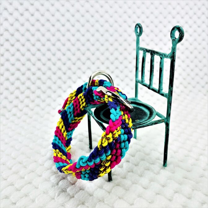 公式]パラコード＃146マクラメ編みピンク・ブルー・紫・黃まだらの小型犬用首輪No176