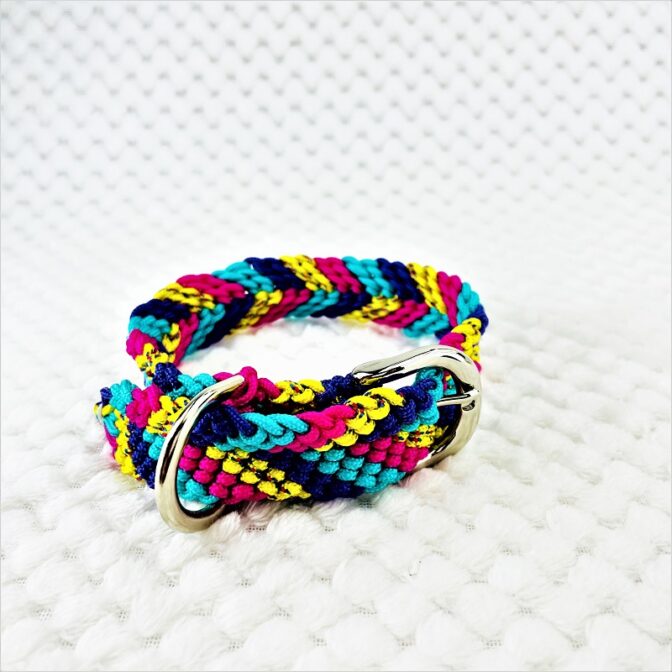 公式]パラコード＃146マクラメ編みピンク・ブルー・紫・黃まだらの小型犬用首輪No176