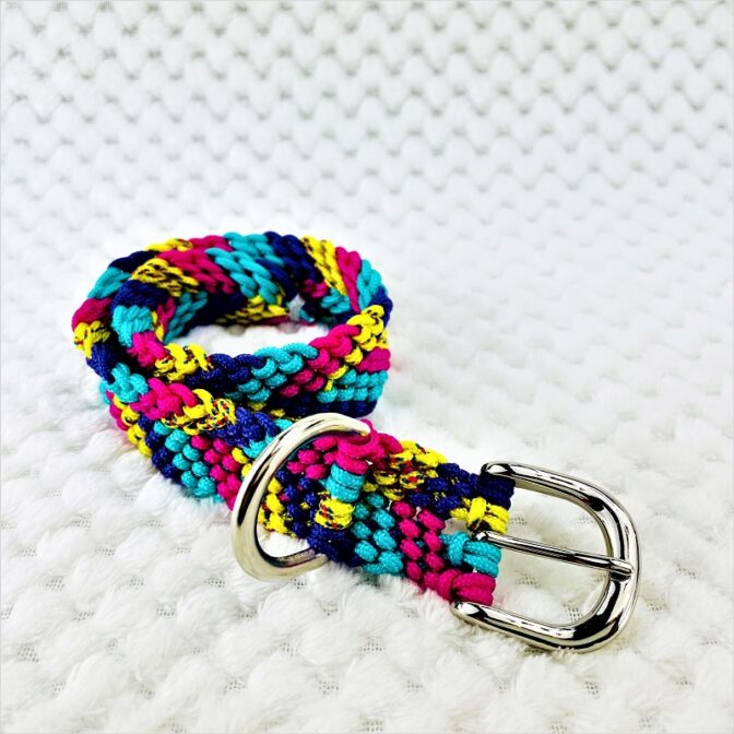 公式]パラコード＃146マクラメ編みピンク・ブルー・紫・黃まだらの小型犬用首輪No176