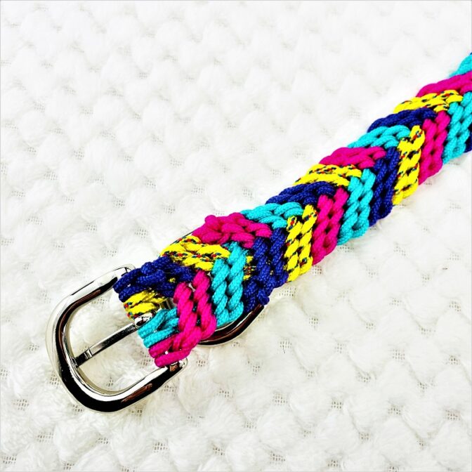 公式]パラコード＃146マクラメ編みピンク・ブルー・紫・黃まだらの小型犬用首輪No176