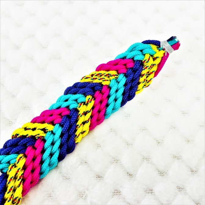 公式]パラコード＃146マクラメ編みピンク・ブルー・紫・黃まだらの小型犬用首輪No176