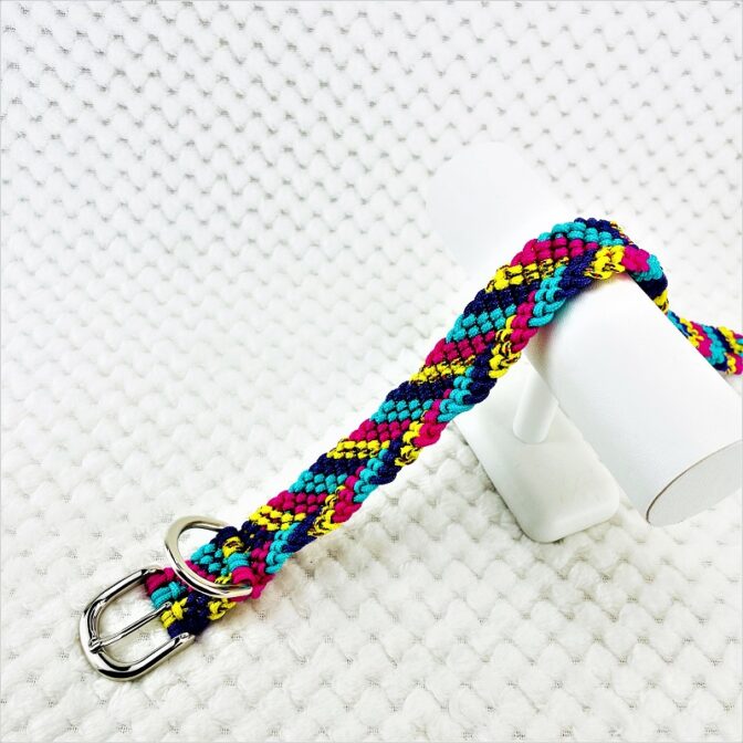 公式]パラコード＃146マクラメ編みピンク・ブルー・紫・黃まだらの小型犬用首輪No176