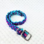 [公式]パラコード＃165 マクラメ編み ピンクとエメラルドグリーンと紫の小型犬用首輪No195