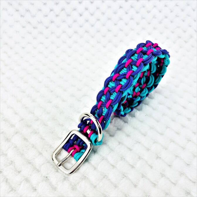 [公式]パラコード＃165 マクラメ編み ピンクとエメラルドグリーンと紫の小型犬用首輪No195