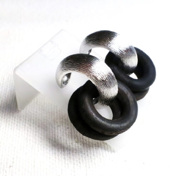 シルバーイヤリングウッドリング取り付けた横向き