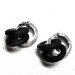 シルバーイヤリングウッドリング取り付けた寝かせた状態