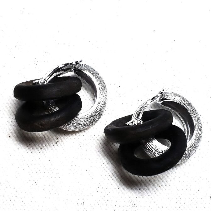 シルバーイヤリングウッドリング取り付けた寝かせた状態