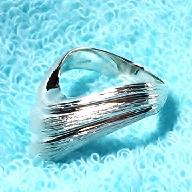 シルバーデザインリング寝かせてはすななめ向き画像