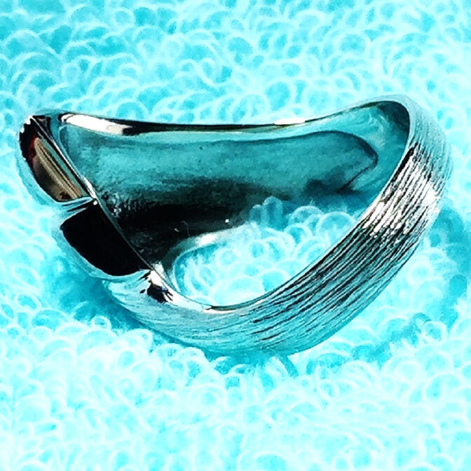 シルバーデザインリング上向きで裏返し画像