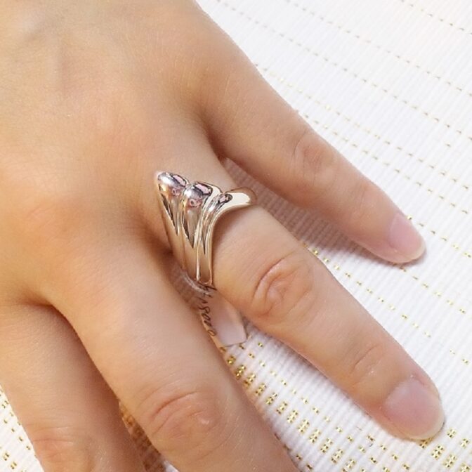 シルバーデザインリング人が装着画像