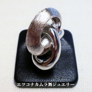 2つのシルバーの輪が絡む立体的な大人シルバーリングR28