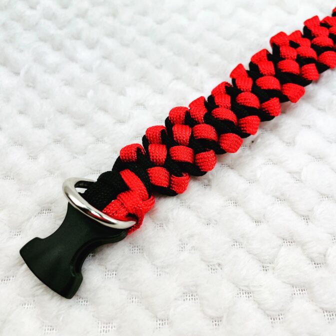[公式]マクラメ編み＃188 赤と黒のポチポチ模様の小型犬首輪