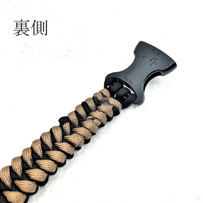 [公式]パラコード編みNo23黒とベージュの首輪とリードセット裏側