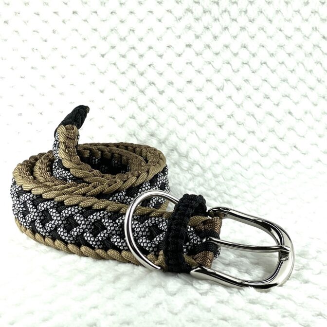 マクラメ編み首輪