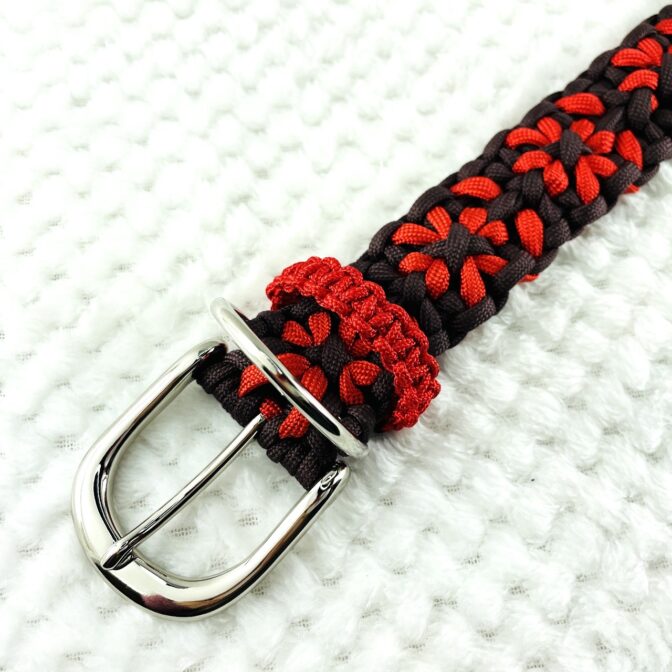 マクラメ編み赤い花びら首輪