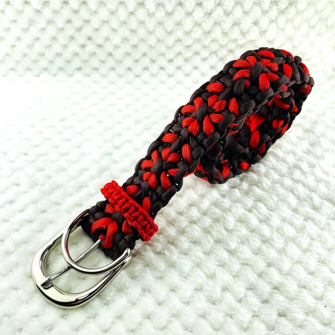 サイズフリーのマクラメ編み首輪