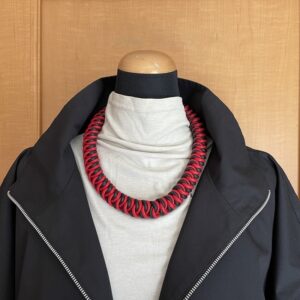 婦人用マクラメ編みネックレス