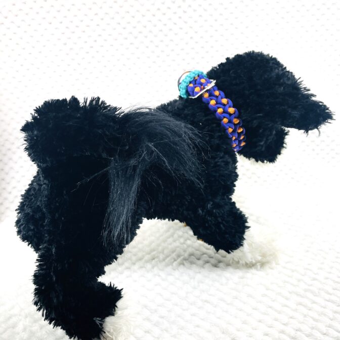 マクラメ編み犬首輪犬に装着遠目