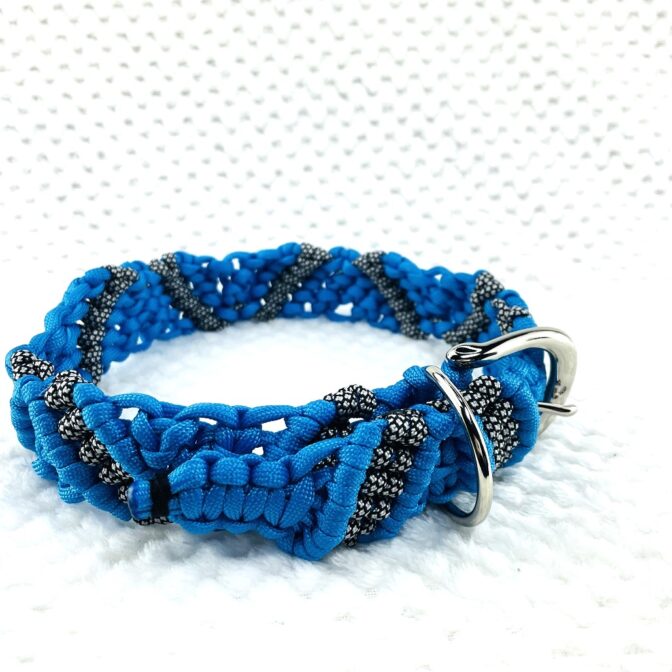 マクラメ編み犬首輪寝かせた状態