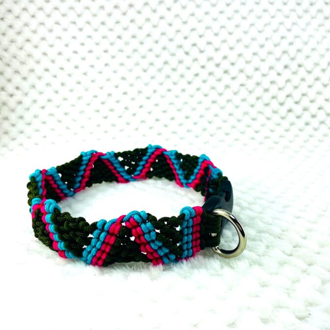 マクラメ編み犬首輪寝かせた状態