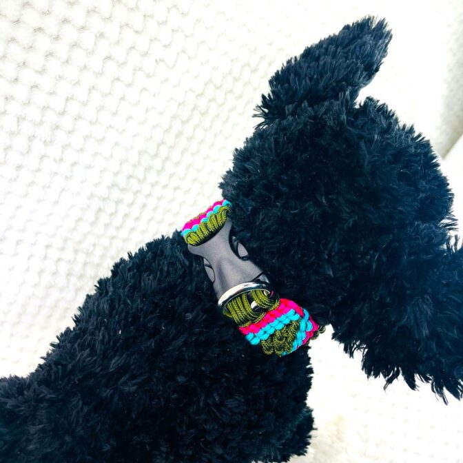 マクラメ編み犬首輪犬に装着真上からアップ