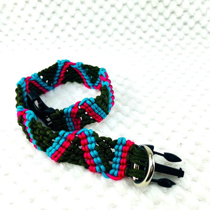 マクラメ編み犬首輪巻いて寝かせた状態