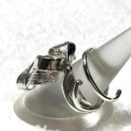 シルバーフリーサイズリング斜め後ろ向き状態画像