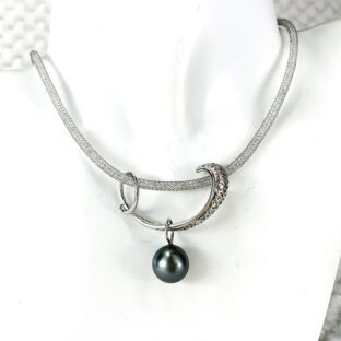 ゆりかごに揺れる南洋バロックパールグレー玉