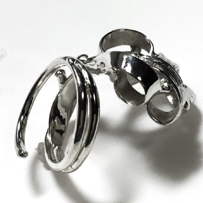 シルバーフリーサイズリング斜め後ろ向き状態画像