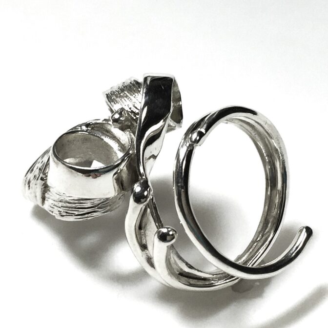 シルバーフリーサイズリング斜め後ろ向き状態画像