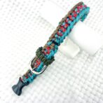 マクラメ編み犬首輪外して伸ばした状態手前側斜めに立てかけた状態