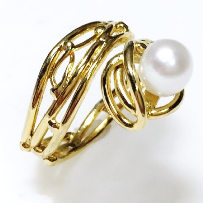 ゴールドリングをリングたたせた画像