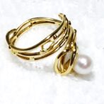 ゴールドリングをリング寝かせた画像