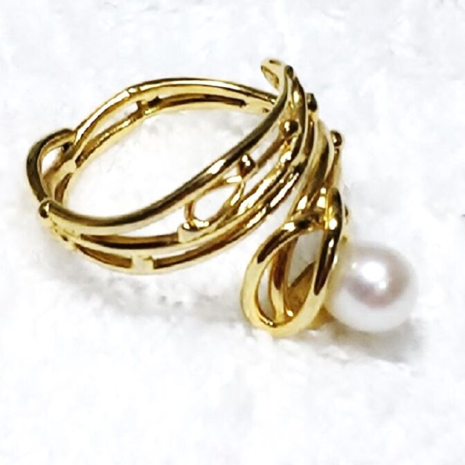 ゴールドリングをリング寝かせた画像