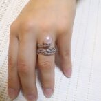 シルバーパールリングを手に装着した画像