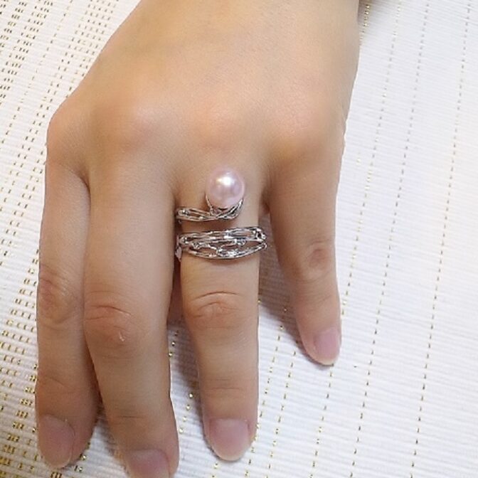 シルバーパールリングを手に装着した画像